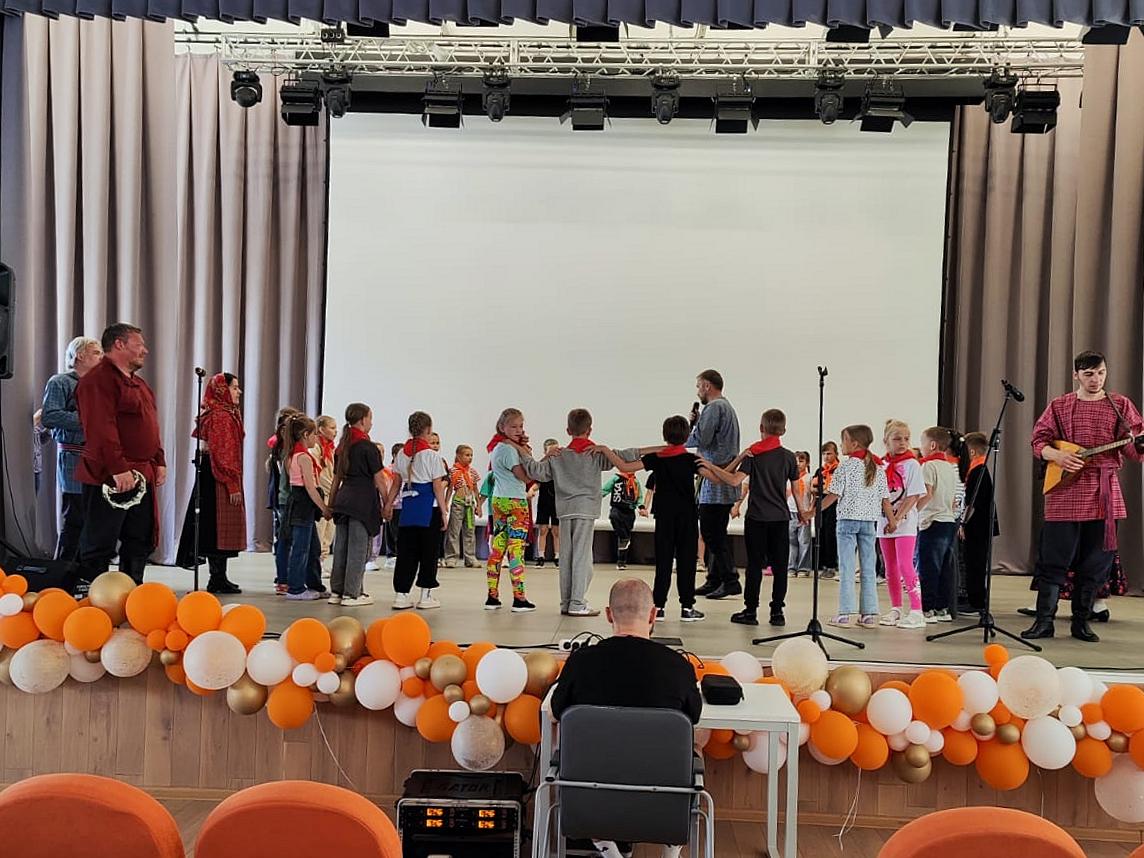 «Миряне» устроили «Дискотеку Крутуху» в средней школе им. Л.Б. Ермина «Миряне» устроили «Дискотеку Крутуху» в средней школе им. Л.Б. Ермина